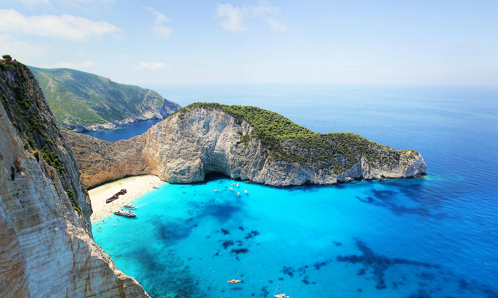 Plaża Navagio na Zakynthos z wrakiem statku i turkusowym morzem