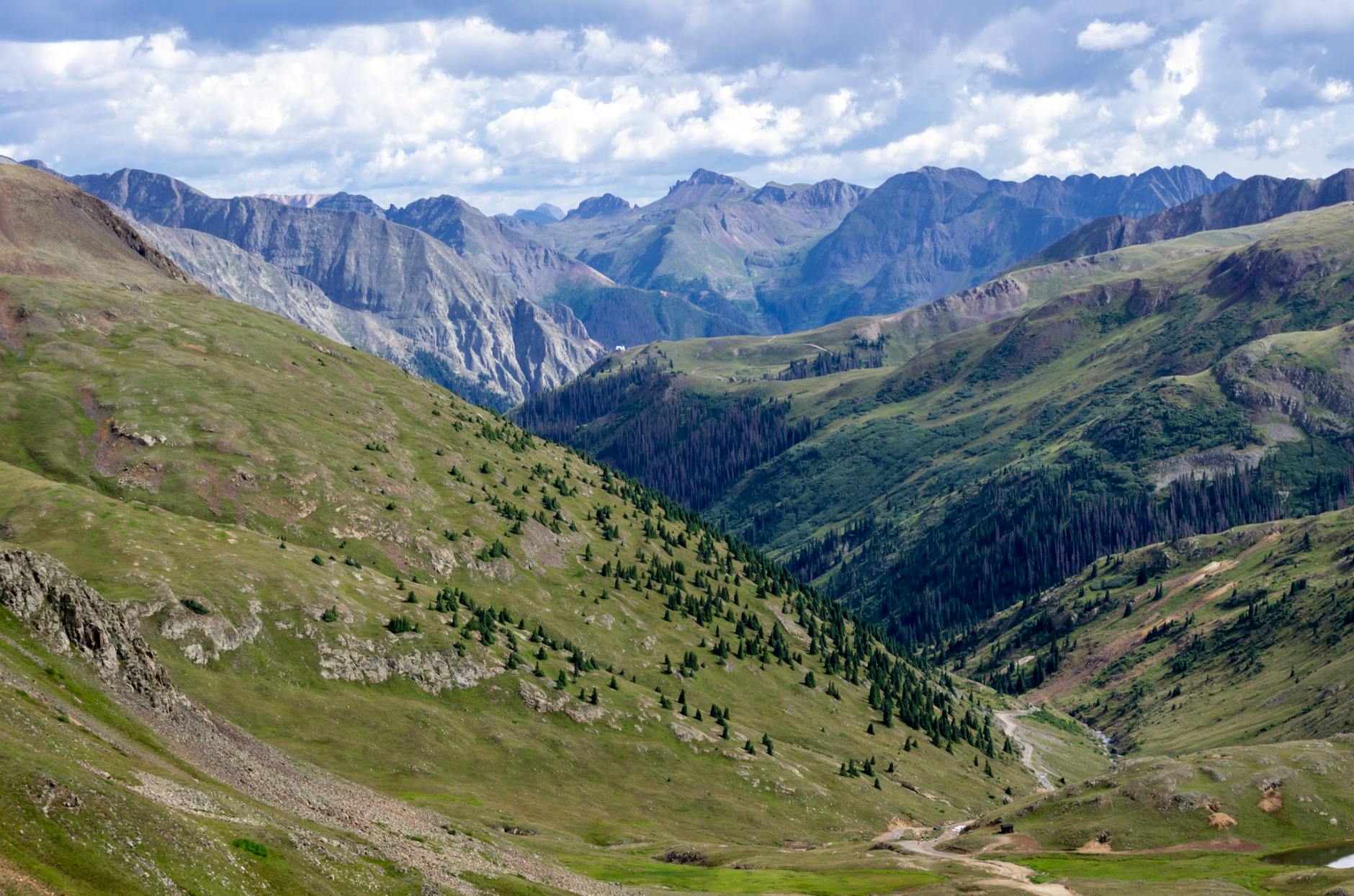 Górzysty krajobraz przełęczy Engineer Pass w Kolorado