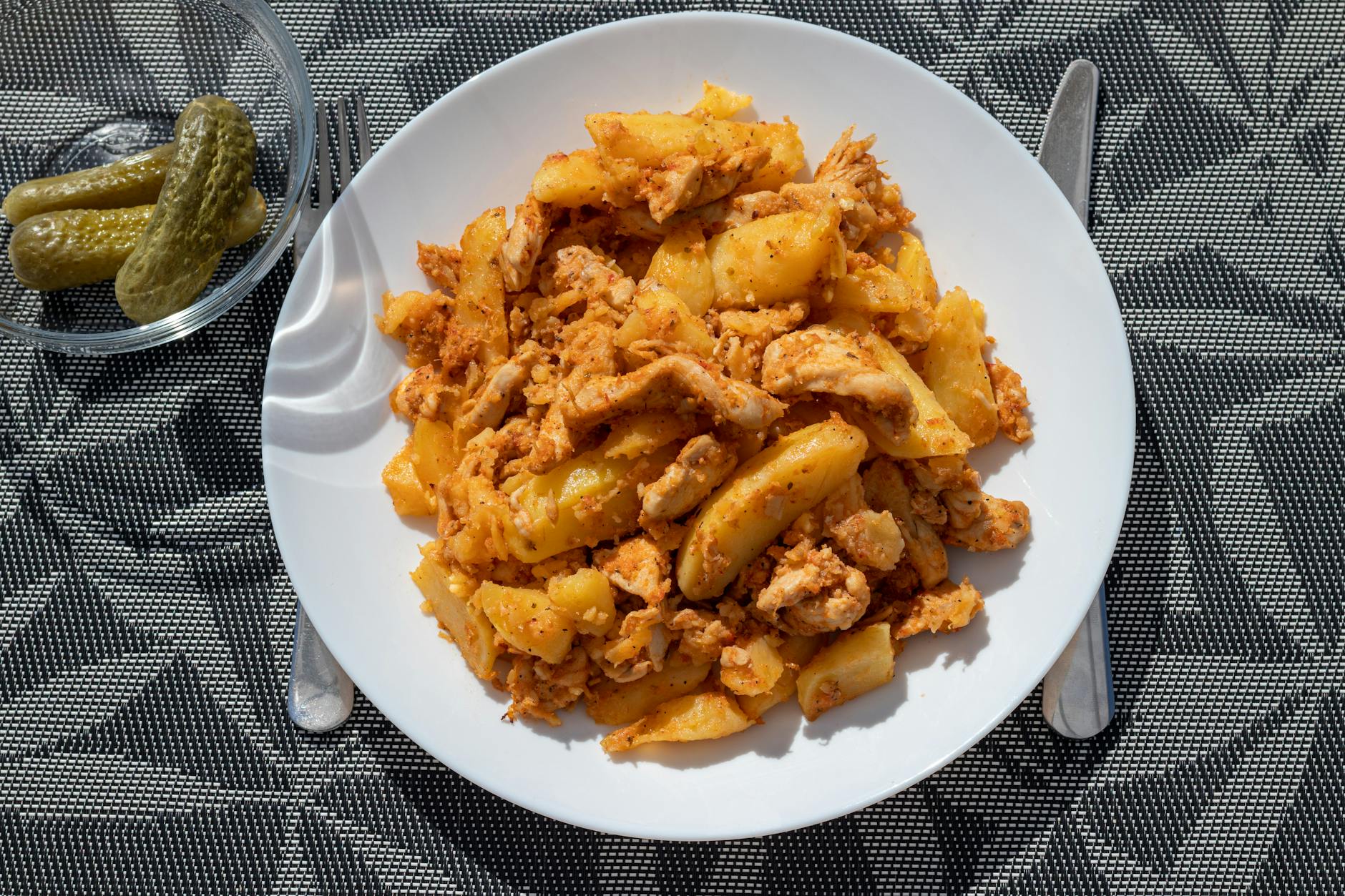 Węgierskie danie z kurczakiem, ziemniakami i ogórkami kiszonymi