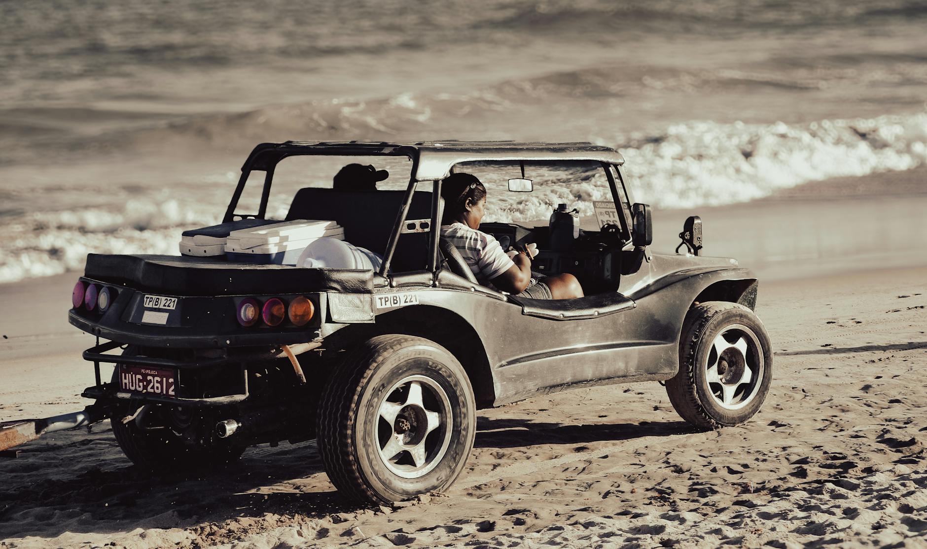 Buggy na plaży w Jericoacoarze z osobą podziwiającą ocean