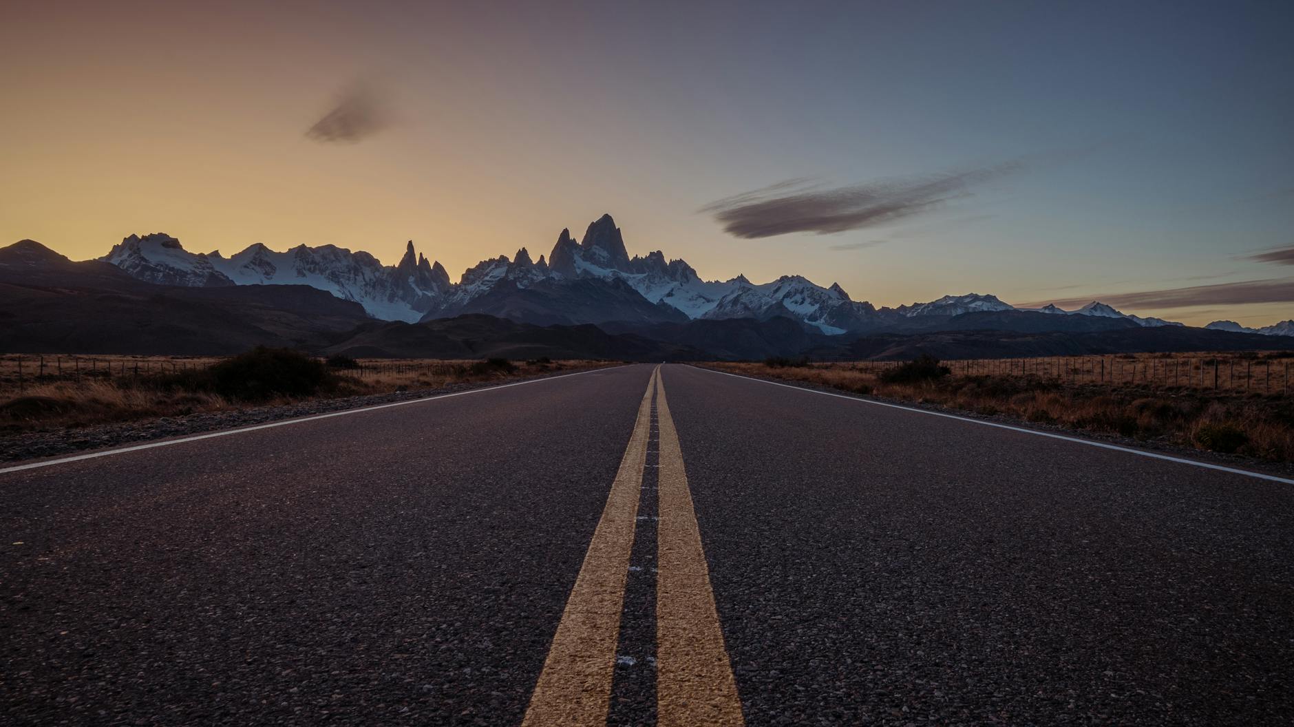 Droga do Fitz Roya o świcie pod różowiejącym niebem