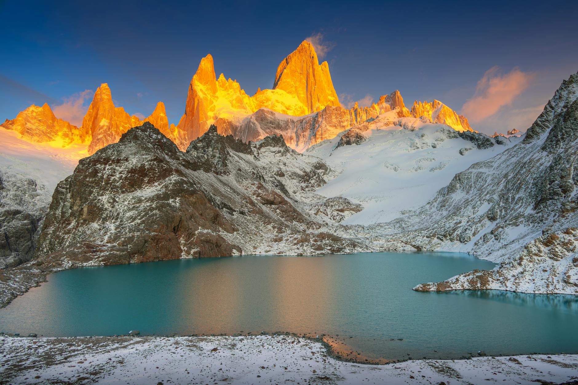 Fitz Roy o świcie zimą odbijający się w spokojnych wodach Laguny de los Tres