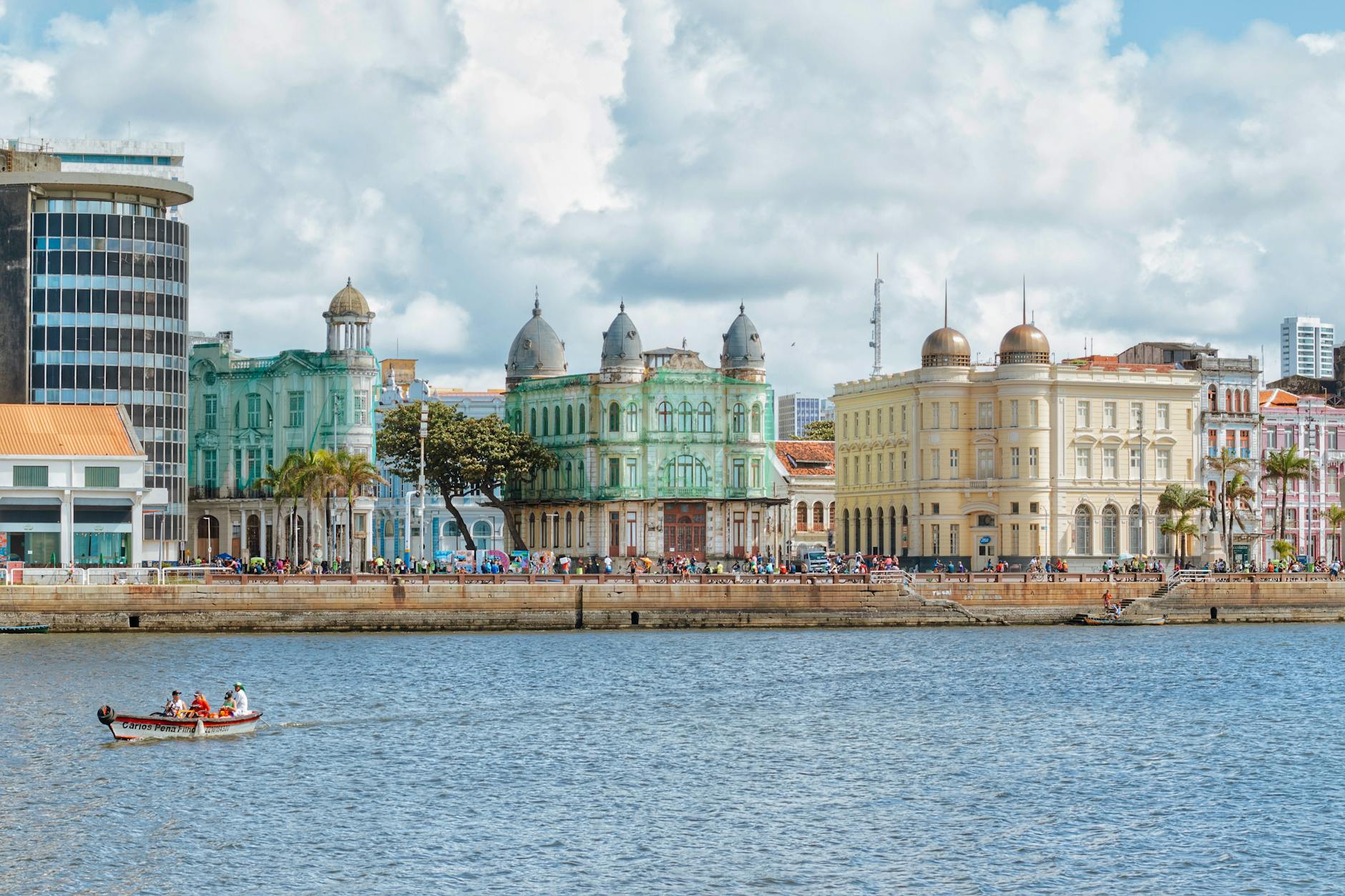 Historyczna nadmorska zabudowa Recife w pochmurny dzień