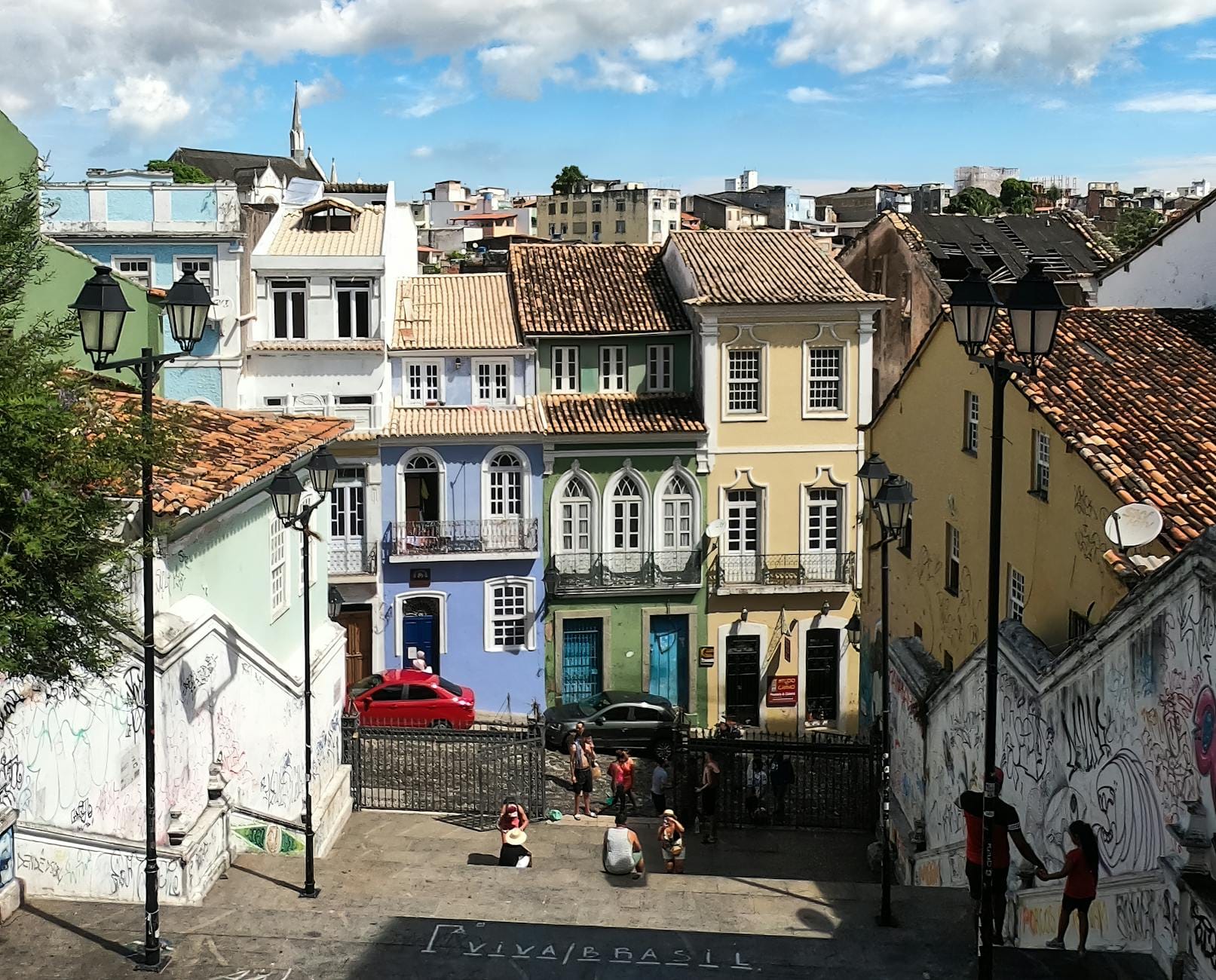 Kolorowe kolonialne kamienice w dzielnicy Pelourinho w Salvadorze