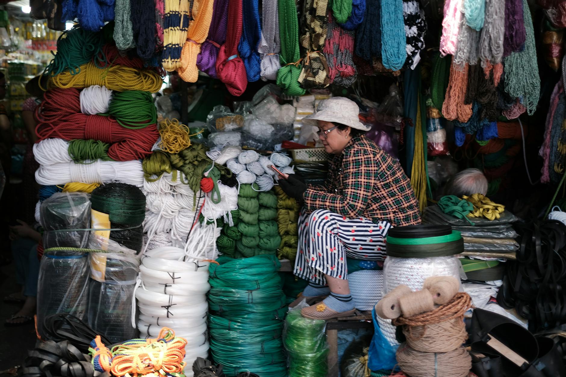 Kolorowe włóczki i tkaniny na targu w Hue w Wietnamie