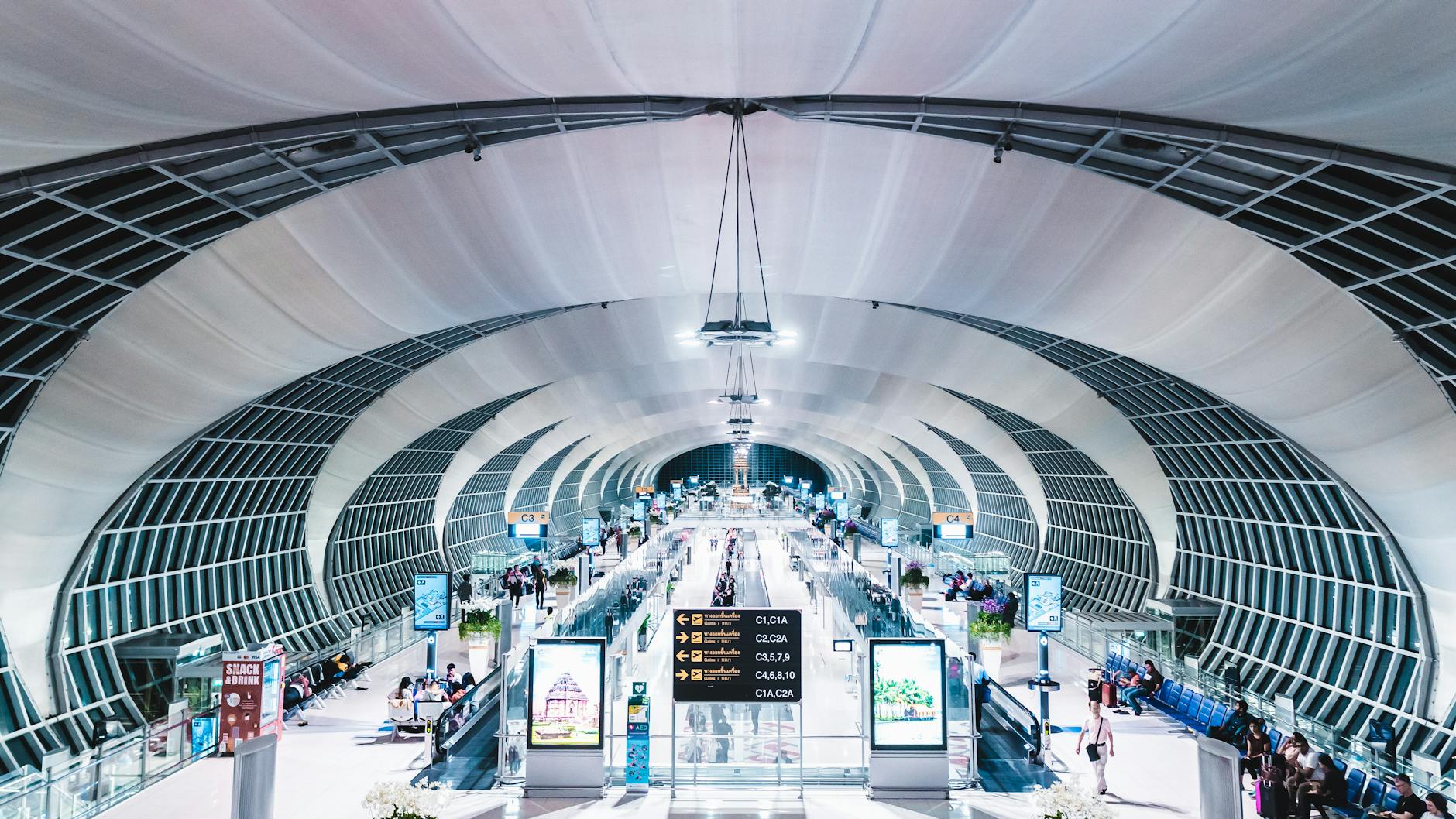 Nowoczesne wnętrze terminala lotniska z przeszkloną, futurystyczną konstrukcją