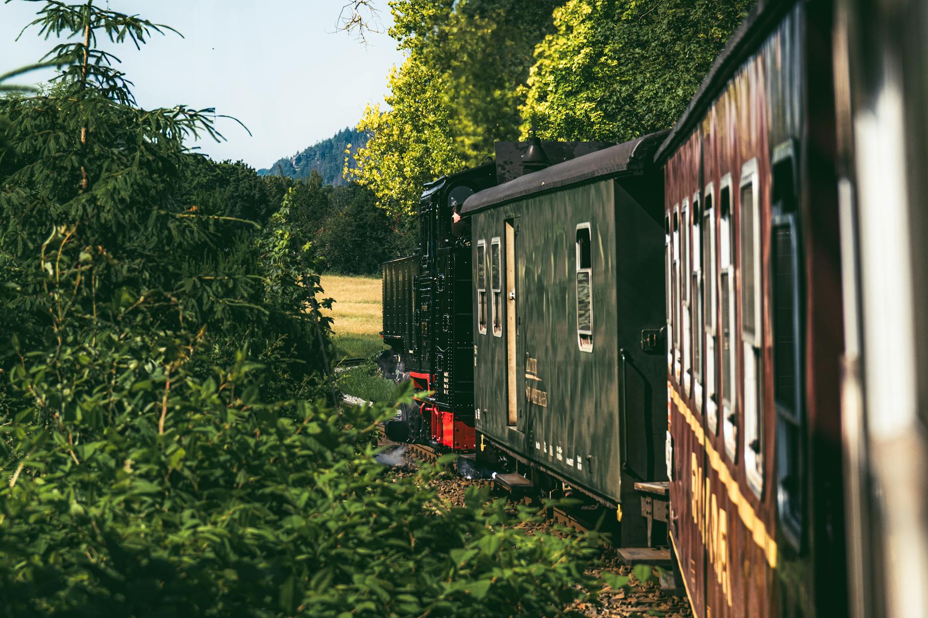 Zabytkowy parowóz jedzie przez malowniczą wieś w Niemczech