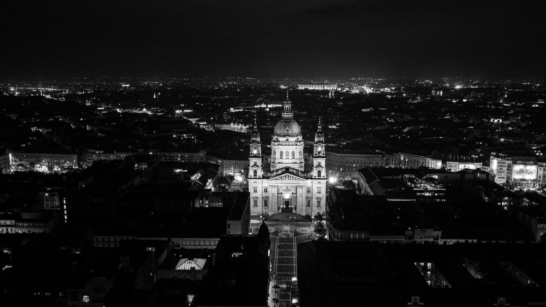 Czarno-biały nocny widok z lotu ptaka na Bazylikę św. Stefana w Budapeszcie