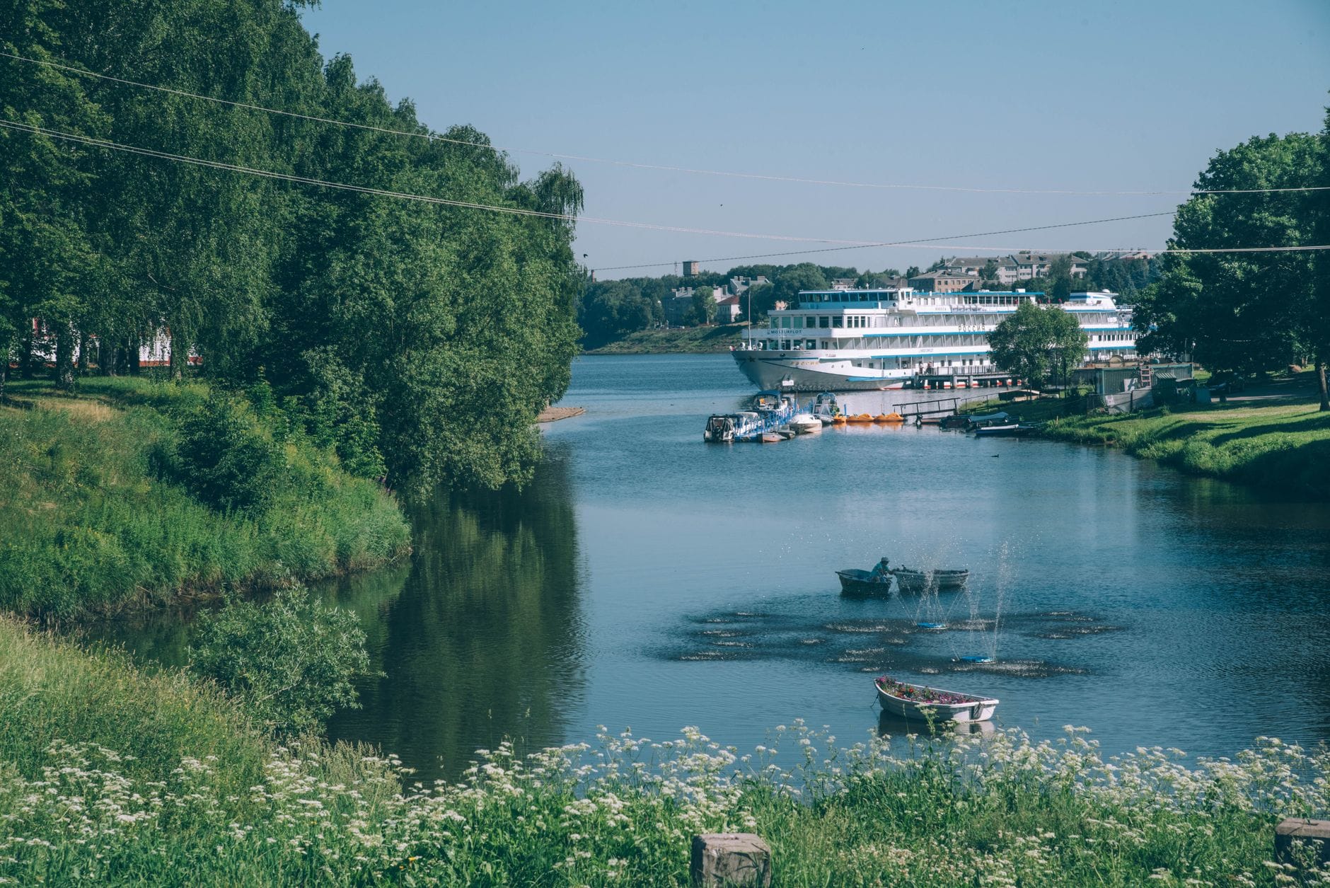 Statek wycieczkowy zacumowany nad rzeką wśród zieleni latem