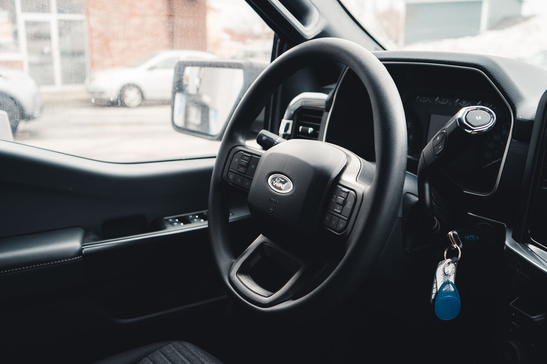 Wnętrze auta Ford z kierownicą, deską rozdzielczą i kluczykami