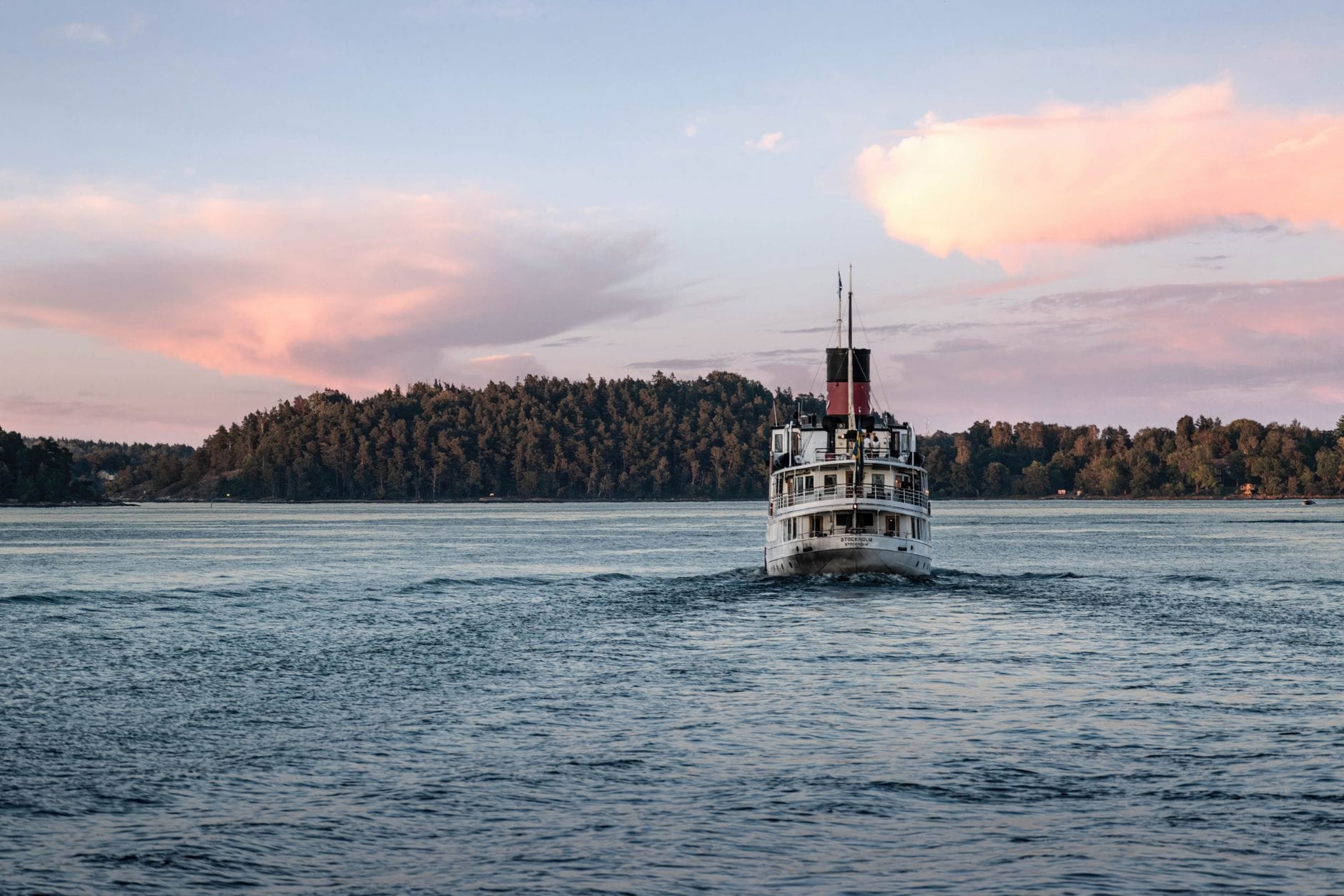 Zabytkowy parowiec na jeziorze Saimaa o zachodzie słońca
